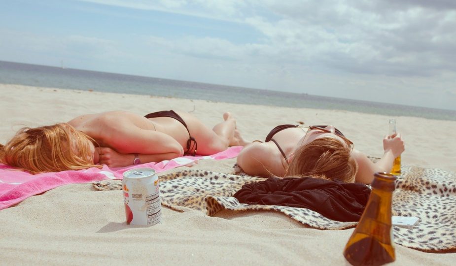 dwie opalające się na plaży kobiety