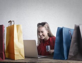 dziewczyna robiąca zakupy online