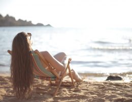 kobieta na plaży opala się