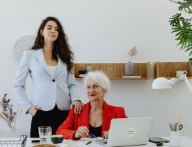 dwie kobiety przed laptopem