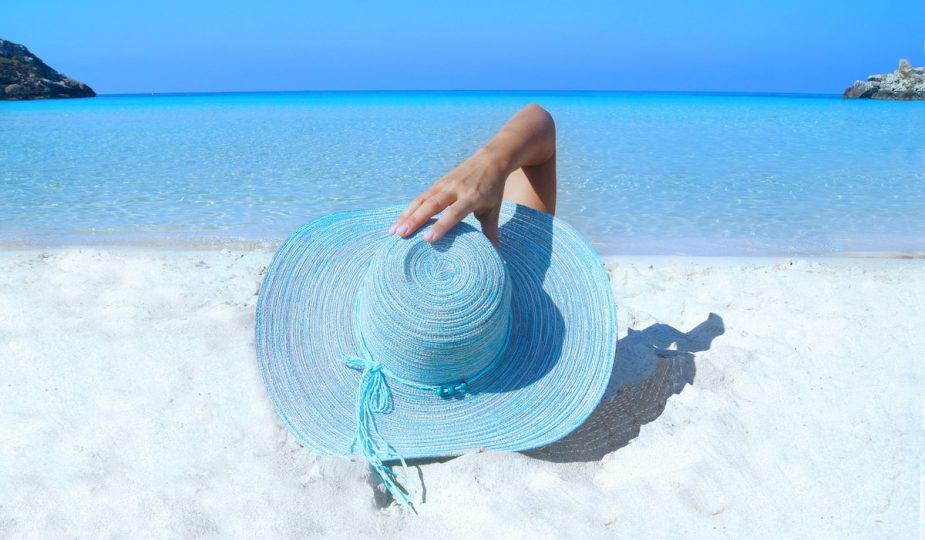 kobieta w kapeluszu na plaży